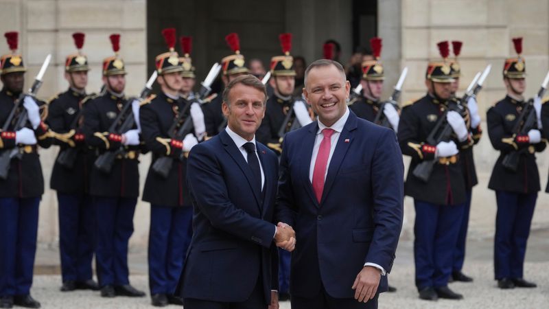 KI-Präsentator verbreitet erfundene Geschichte über Macron - Featured image
