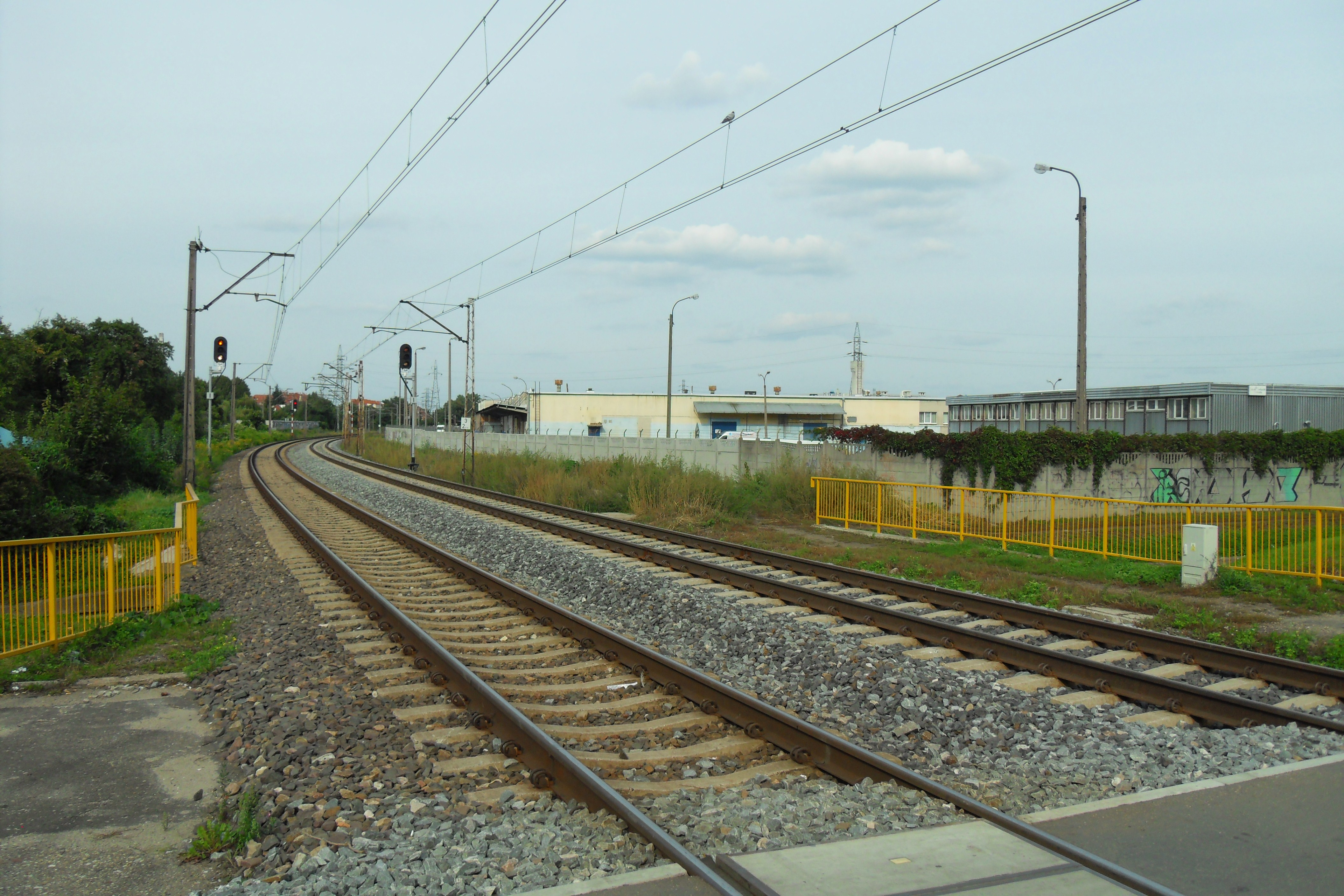 Gdansk_–_tory_kolejowe_przez_ulice_Reja.jpg