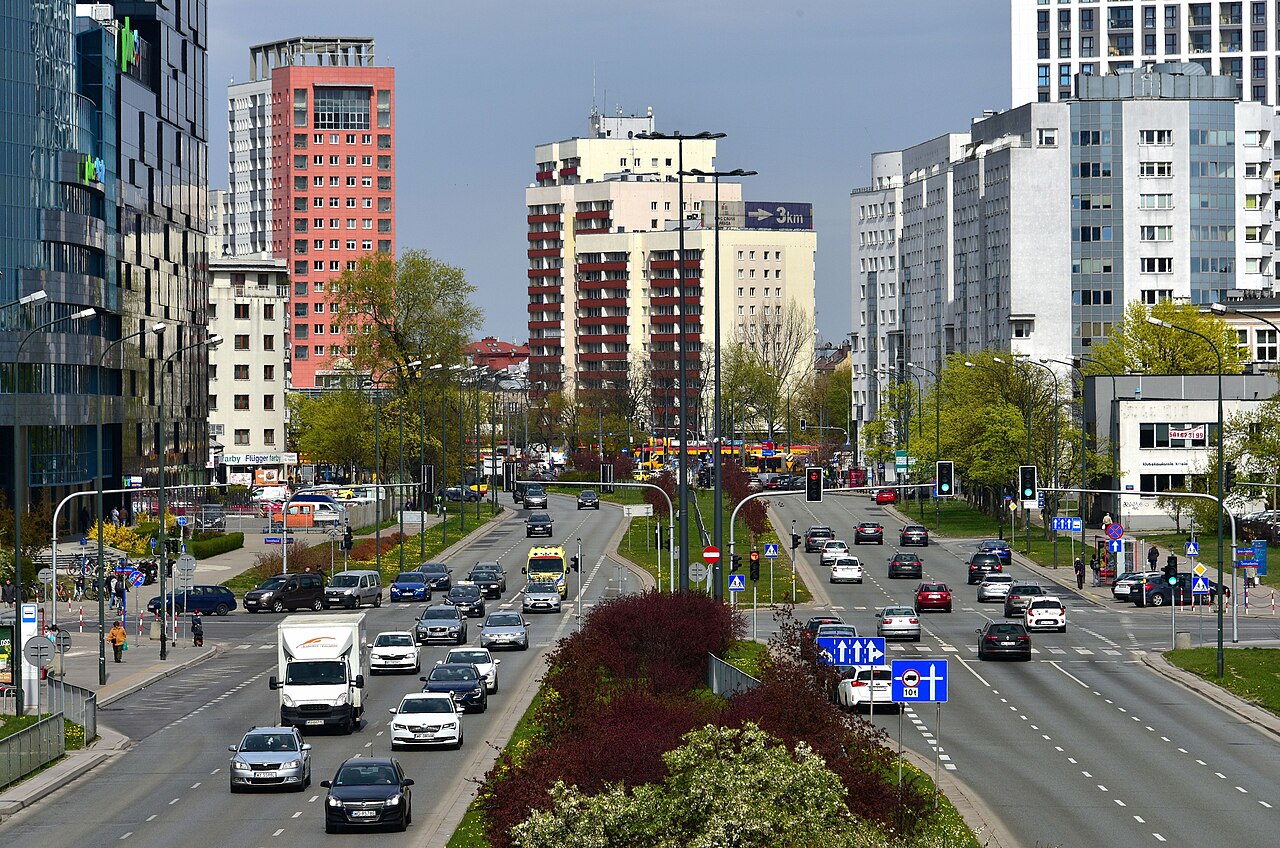 1280px-Aleja_Stanow_Zjednoczonych_na_wysokosci_ulicy_Grenadierow.jpg