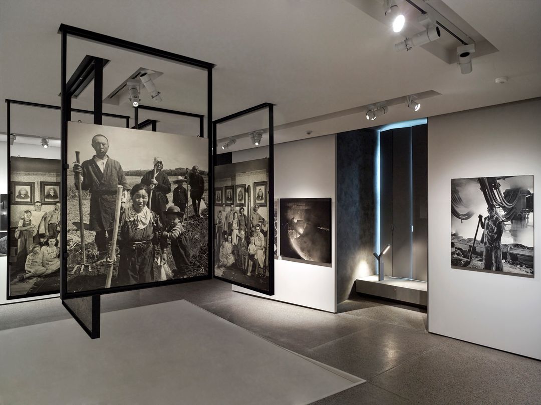 Faktencheck: "The Family of Man"-Ausstellung: Anescht wéi Kulturminister sot, ware Fotoen däitlech méi laang ze héijer Fiichtegkeet ausgesat - Featured image