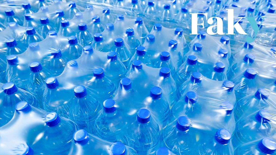 Non, les packs d’eau ne seront pas interdits à la vente à partir du 12 août 2026 à cause de l’Union européenne - Featured image