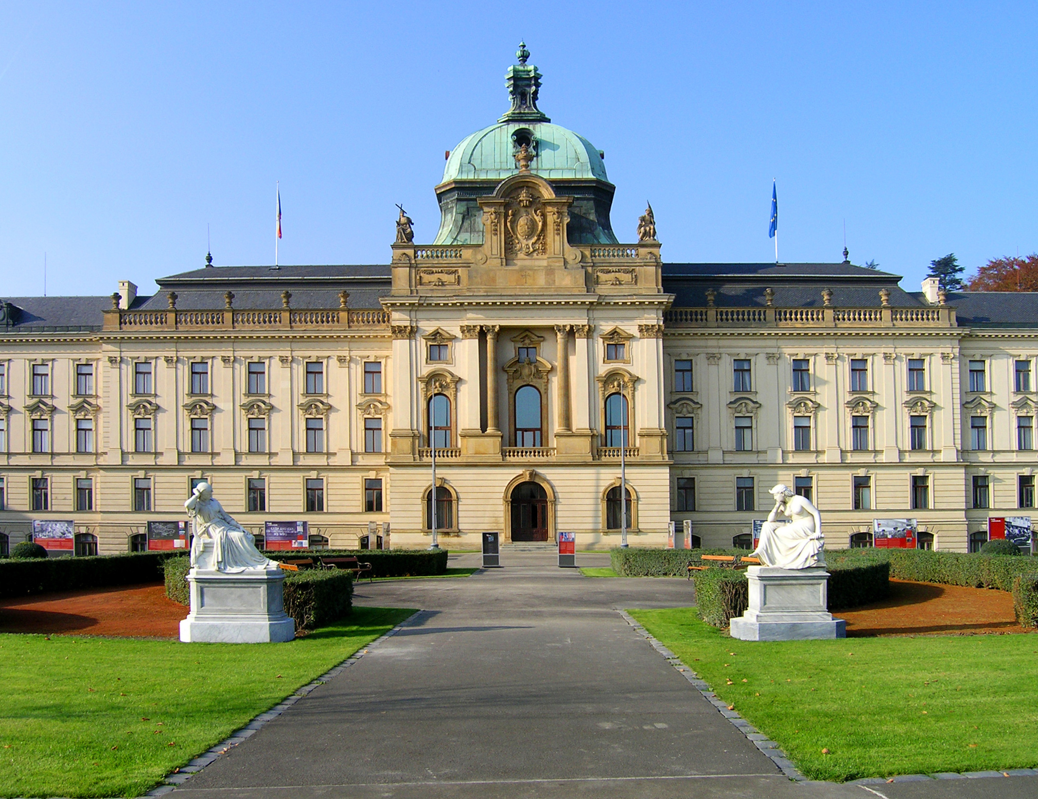 Garden_of_Straka_Academy_Prague_Mala_Strana.jpg
